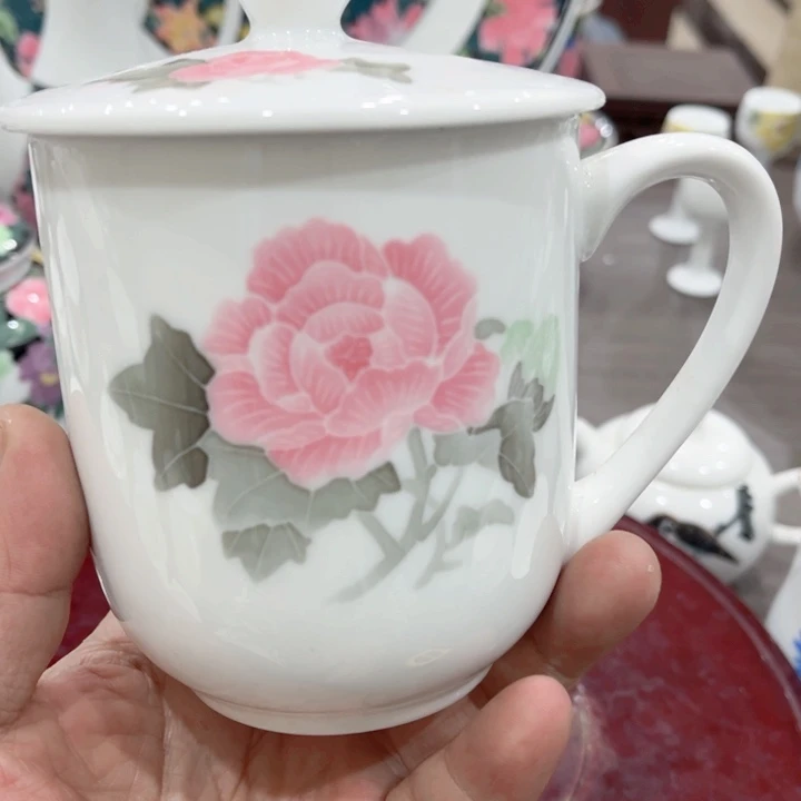 碟釉下五彩的瓷器和瓷器