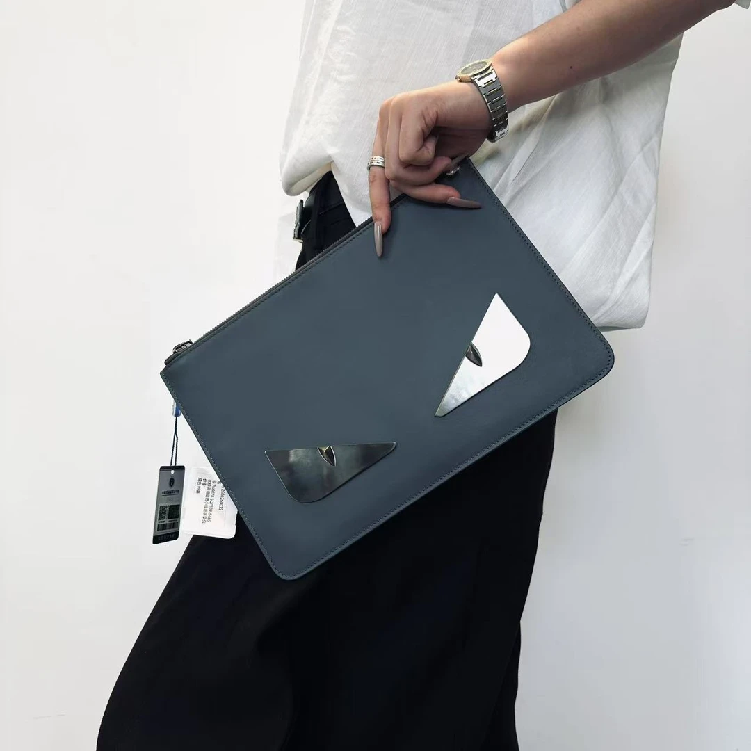 95新 FENDI/芬迪 芬迪钛钢金小怪兽手拿包 2506260033