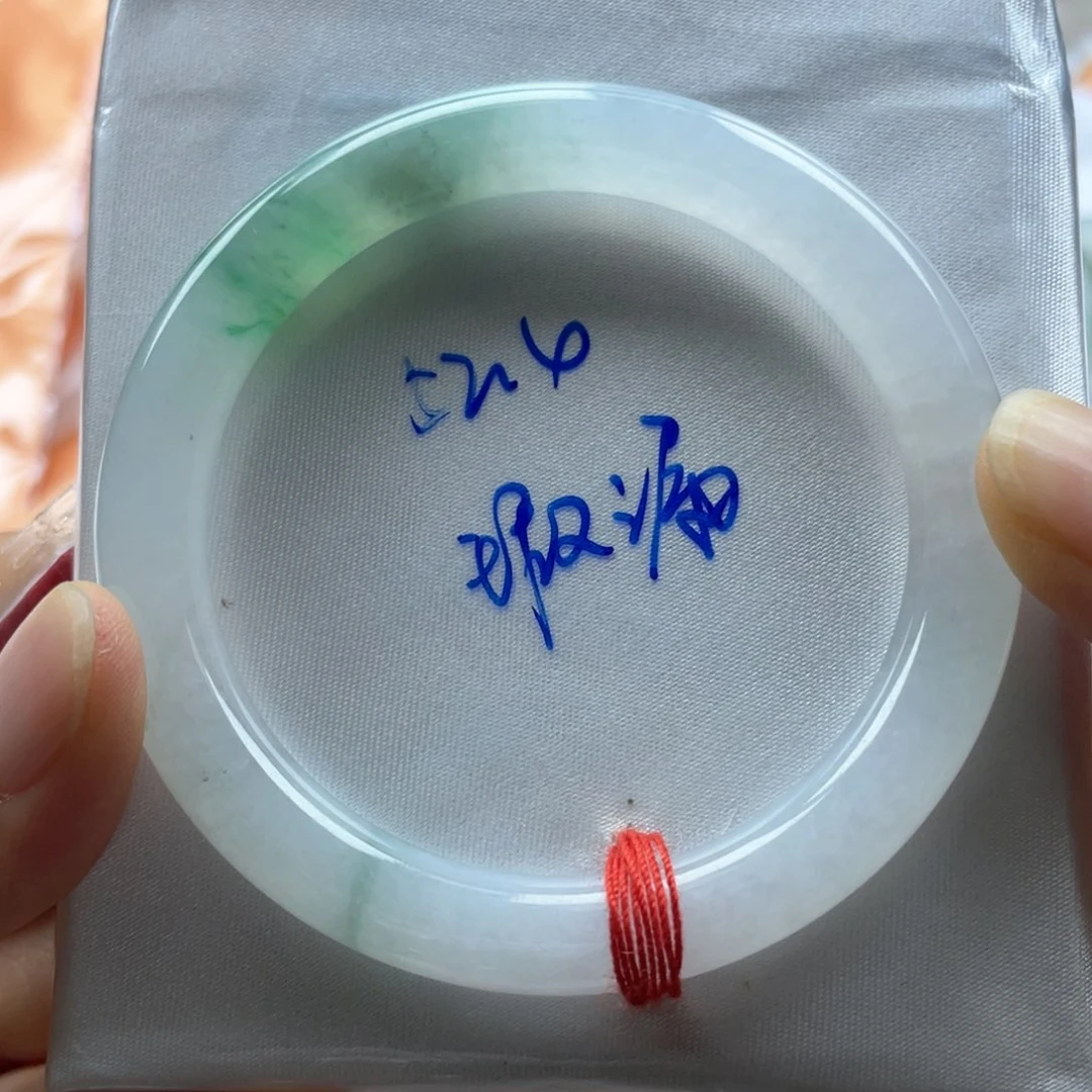 翡翠手镯未镶嵌翡翠