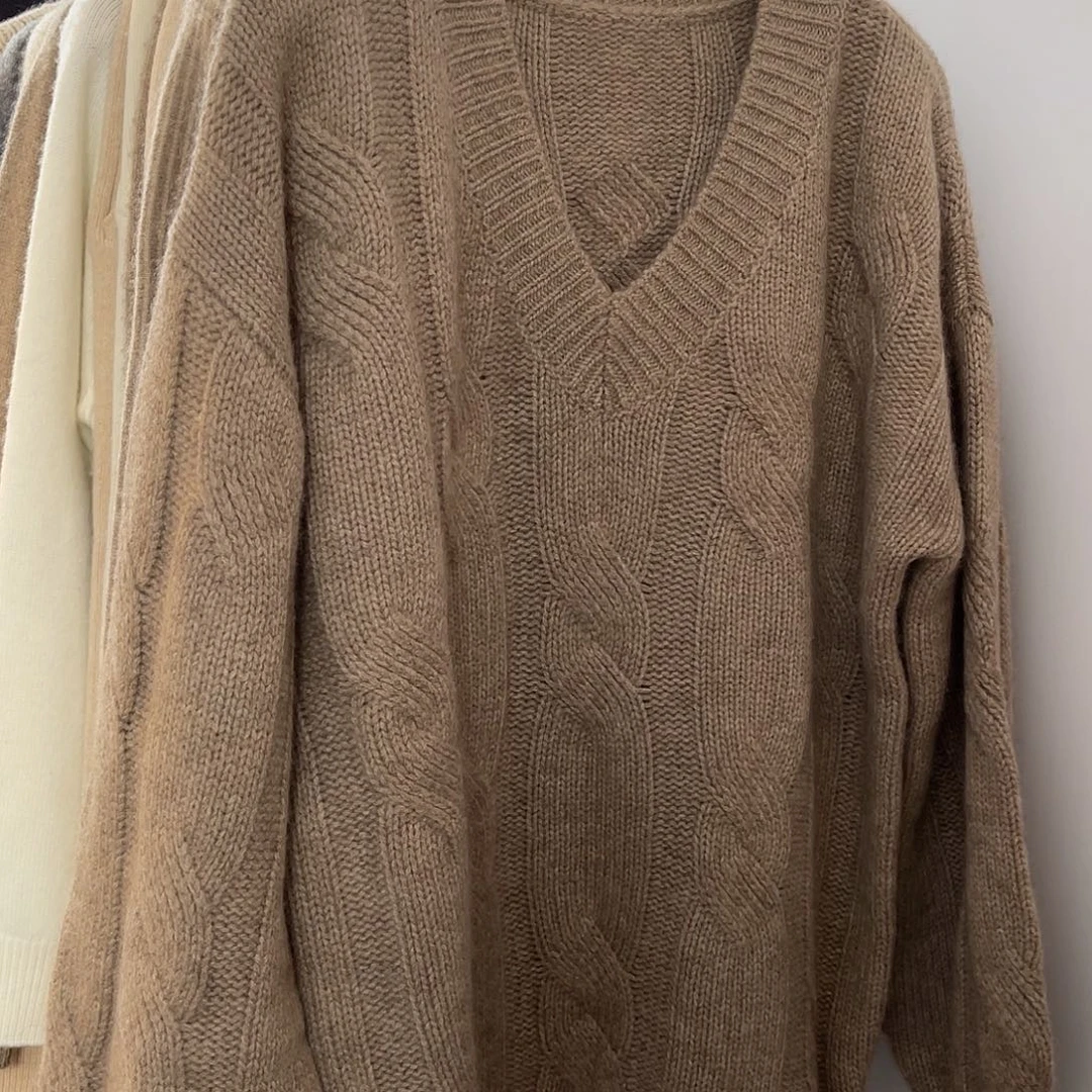 J***gV领 大麻花 羊绒衫 驼色