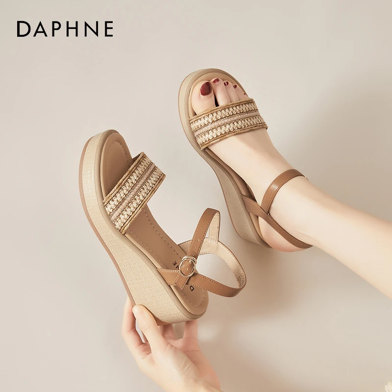 达芙妮坡跟凉鞋女夏季2025新款休闲厚底通勤上班百搭妈妈凉拖舒适