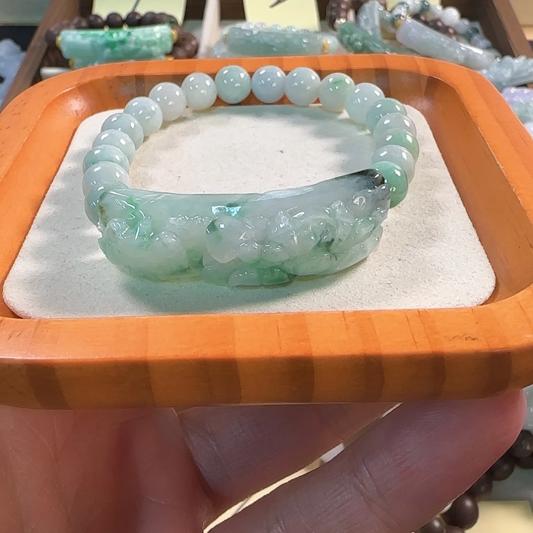 翡翠未镶嵌颈饰手牌