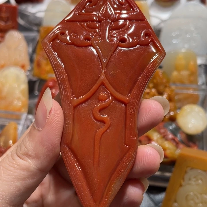 未镶嵌石英质玉（黄龙玉）颈饰