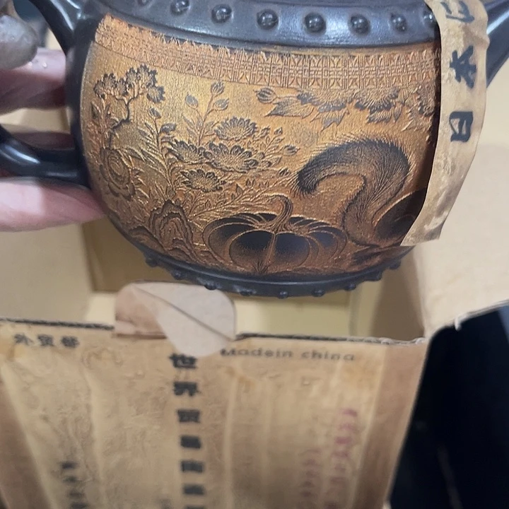 茶壶紫泥原矿泥料手工制作的一把紫砂壶。