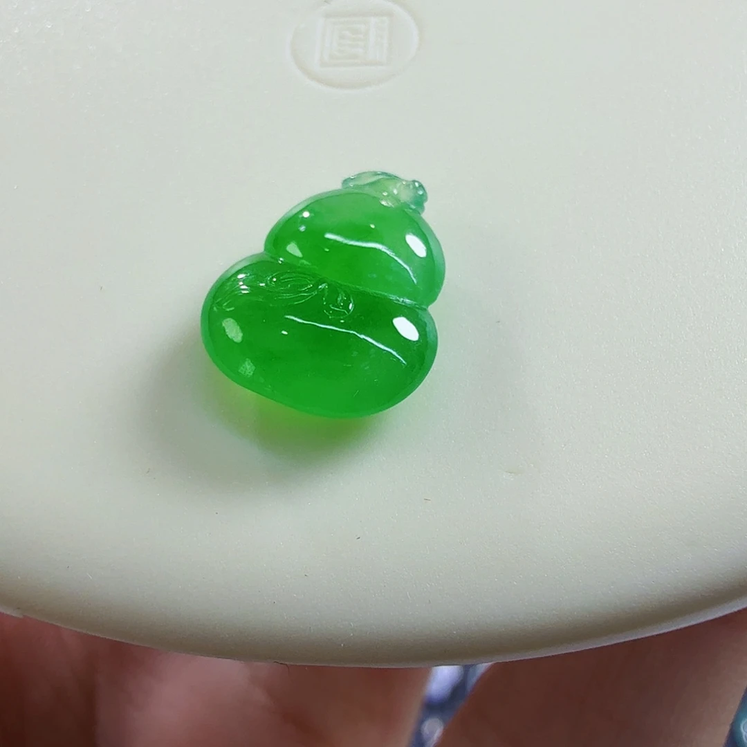 翡翠未镶嵌颈饰绿葫芦