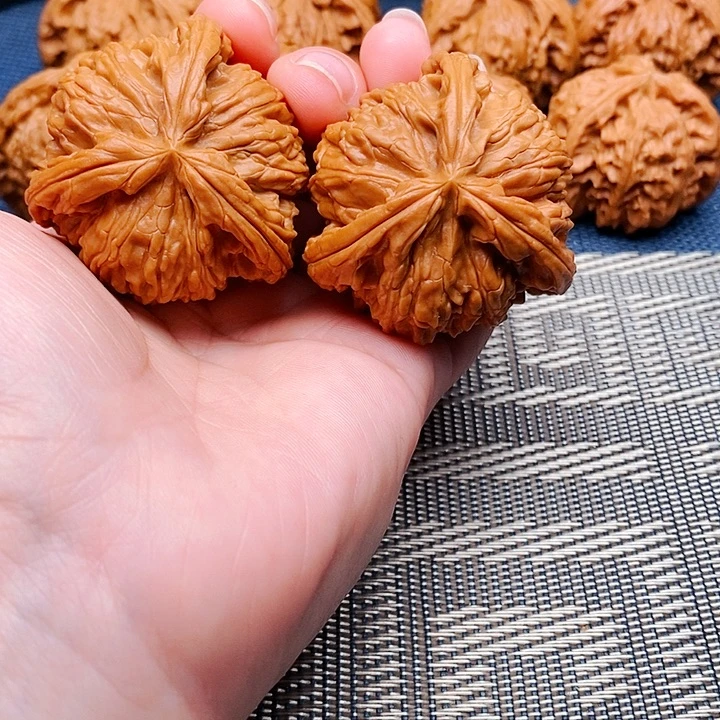 故***姿文玩核桃吊坠三棱