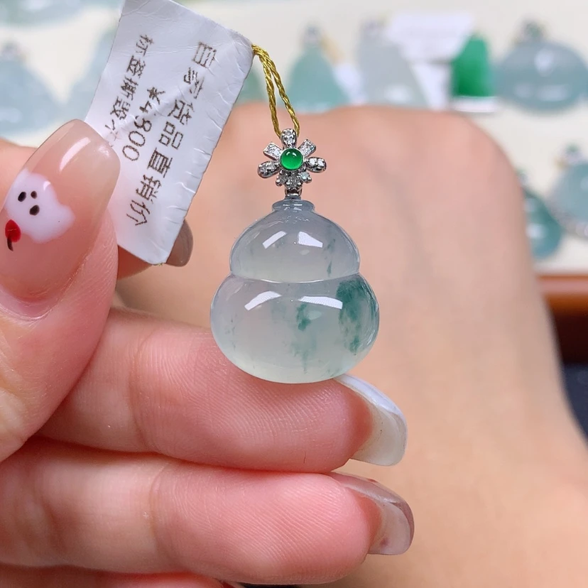 【闪购商品】翡翠18K金镶嵌颈饰葫芦