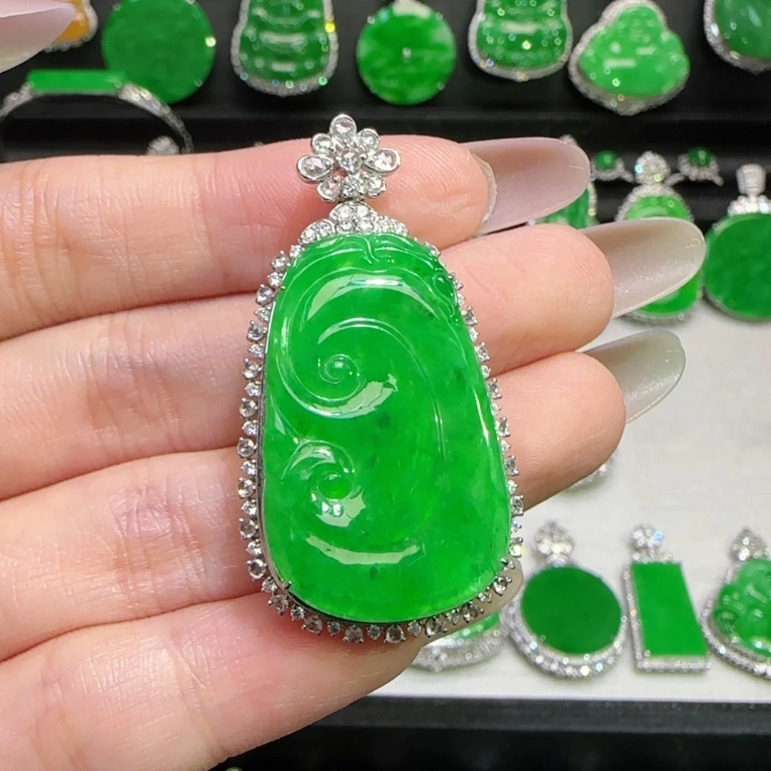 蓝***诺翡翠18K金镶嵌颈饰