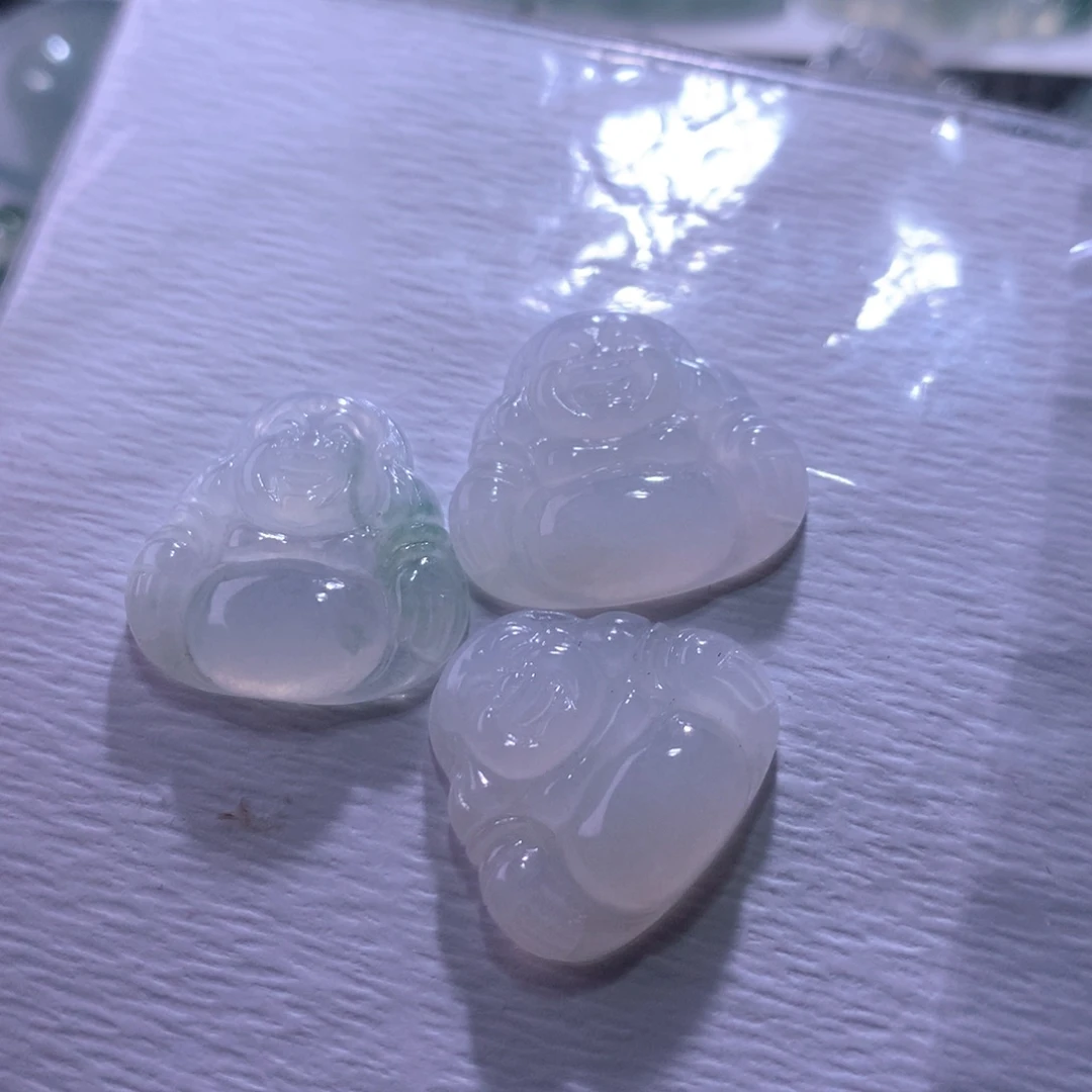 翡翠未镶嵌颈饰一手