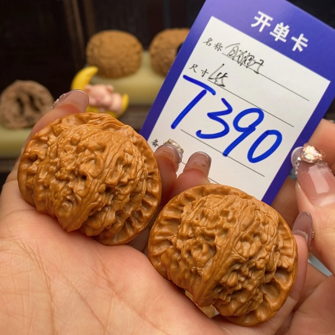 文玩核桃吊坠白狮子