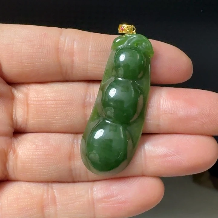 和田玉18K金镶嵌颈饰菠菜绿大福豆