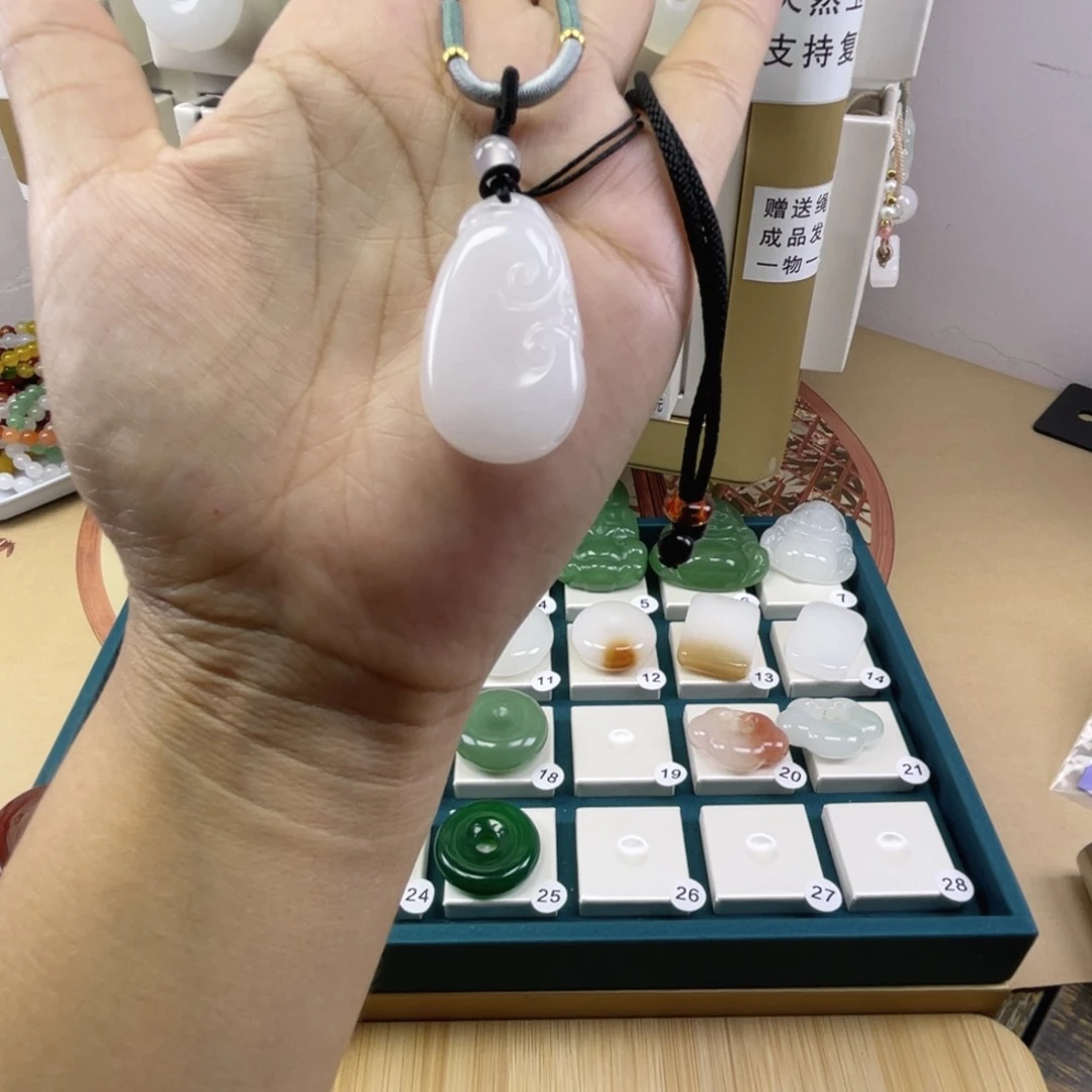 石英质玉（金丝玉）未镶嵌颈饰