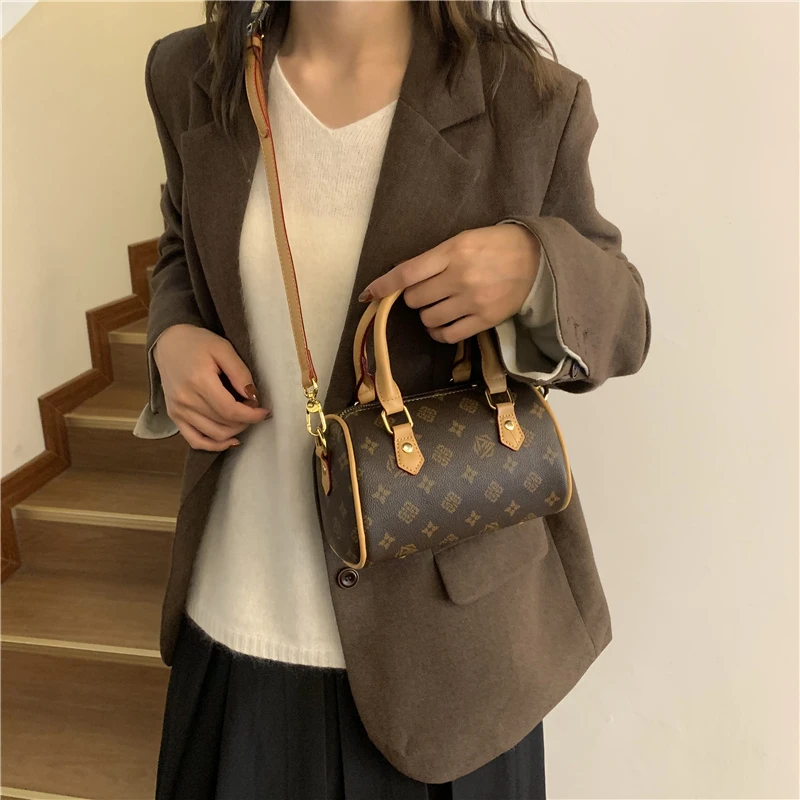 2025新款流行爆款女士包包单肩腋下手提斜挎便携休闲枕头潮流老花