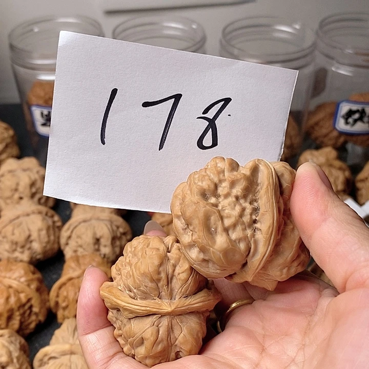 z****文玩核桃吊坠我在外面吃东西