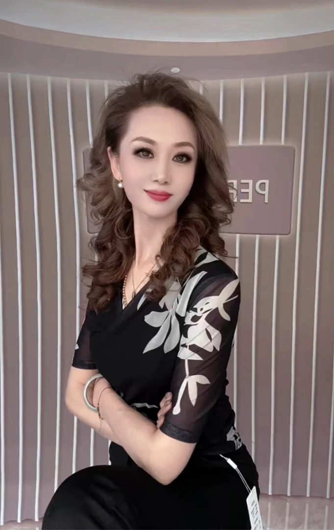 2025新款短袖网纱定位印花t恤女时尚修身打底衫潮