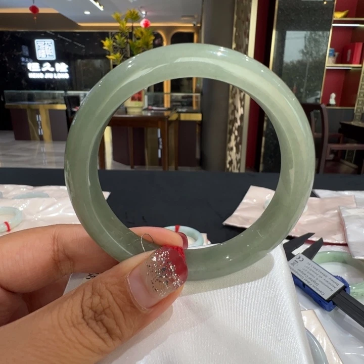 翡翠未镶嵌手镯湖水绿5556福利不退不换