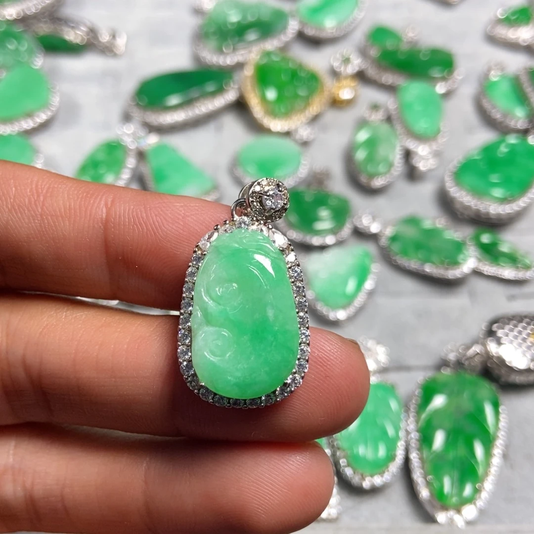 翡翠吊坠(赠链)未镶嵌如意