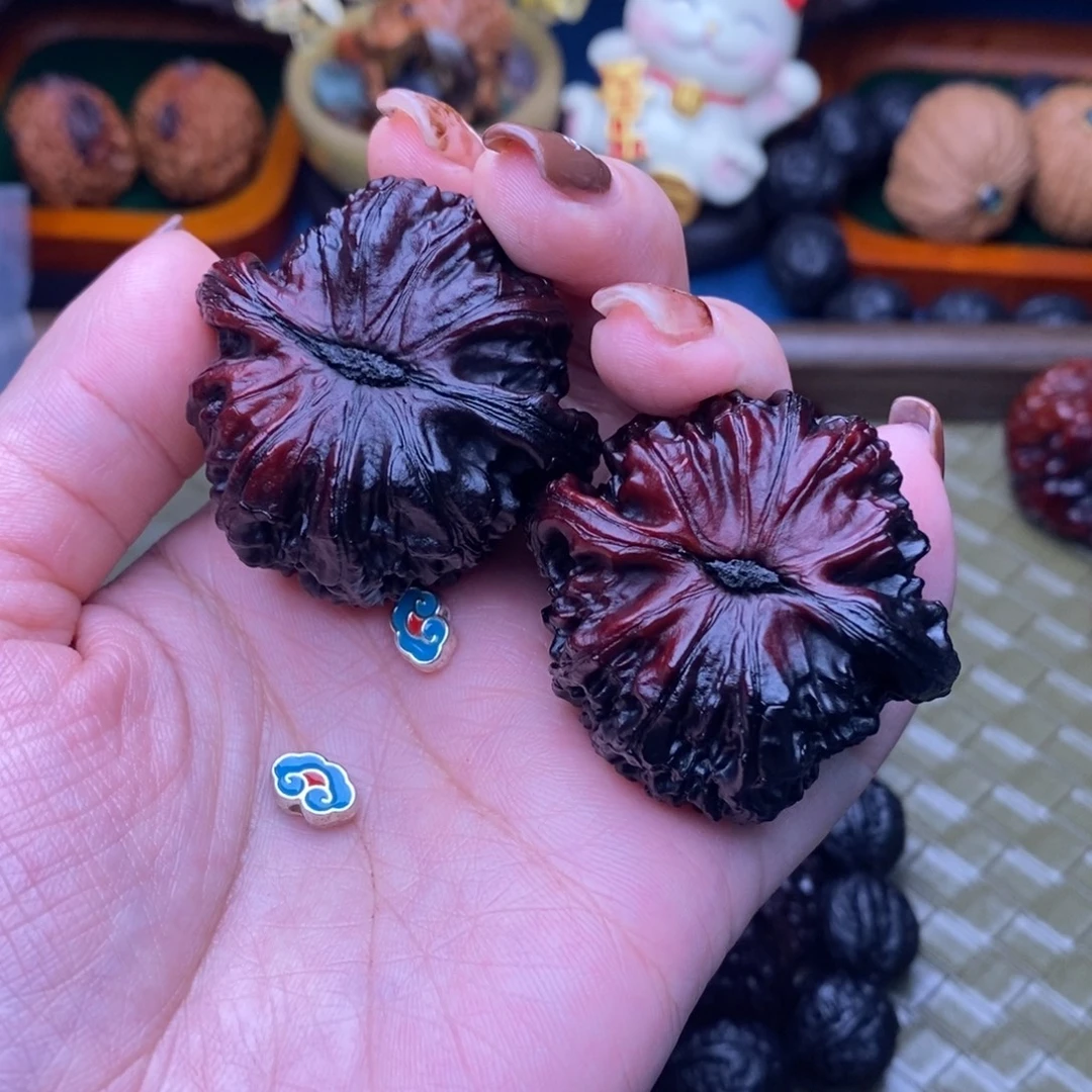 一***界文玩核桃吊坠白狮子镶嵌