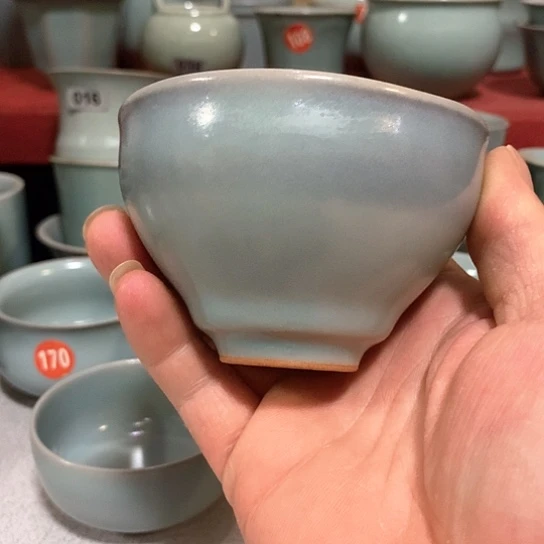 微瑕，汝官窑釉色，漱口盏