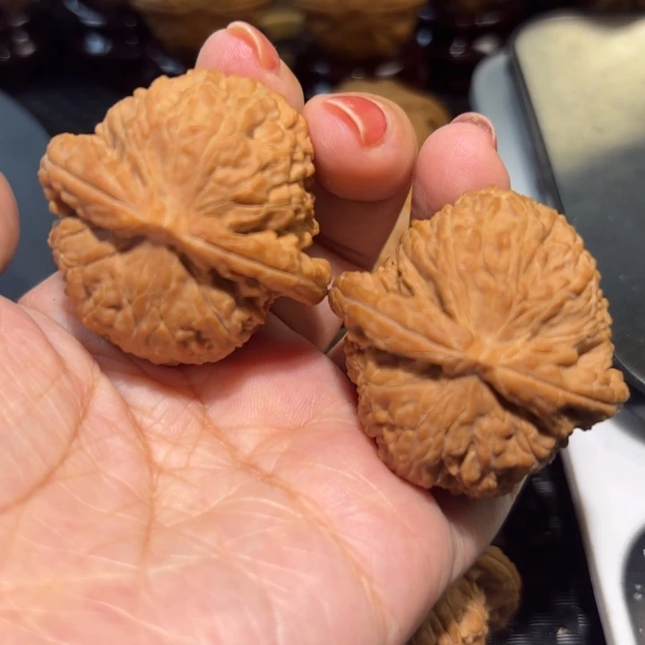 文玩核桃吊坠41闷白狮子头一对核桃