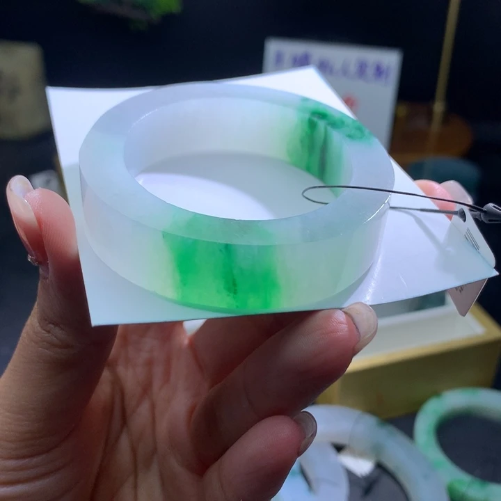 定制翡翠未镶嵌翡翠手镯