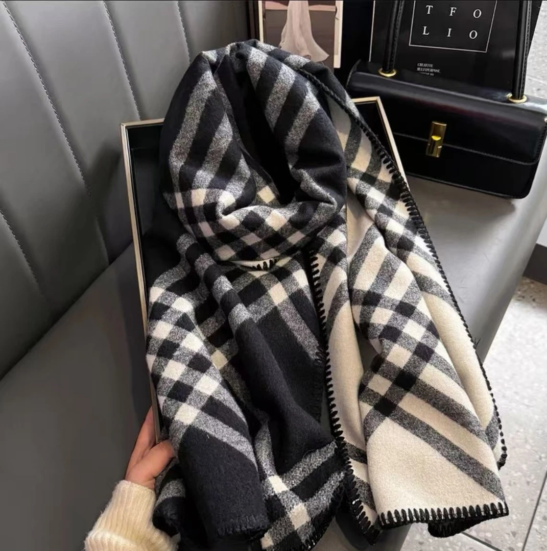 轻奢围巾女保暖小披高级百搭黑白格纹仿羊绒