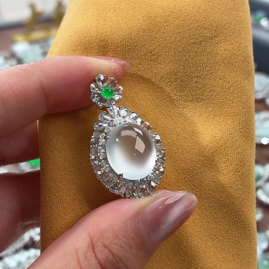 翡翠18K金镶嵌颈饰蛋面