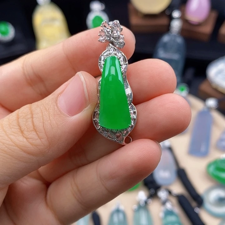 翡翠18K金镶嵌颈饰无事柱