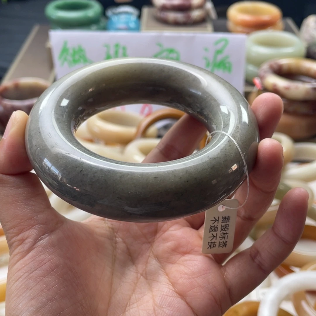 是***呀石英质玉（非洲翠）合金手镯