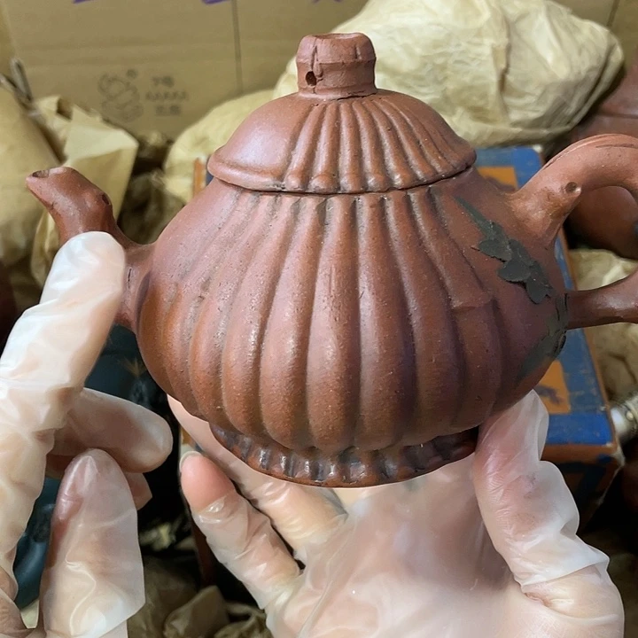 紫砂茶壶矿泥料，手工制作的一把紫砂壶。
