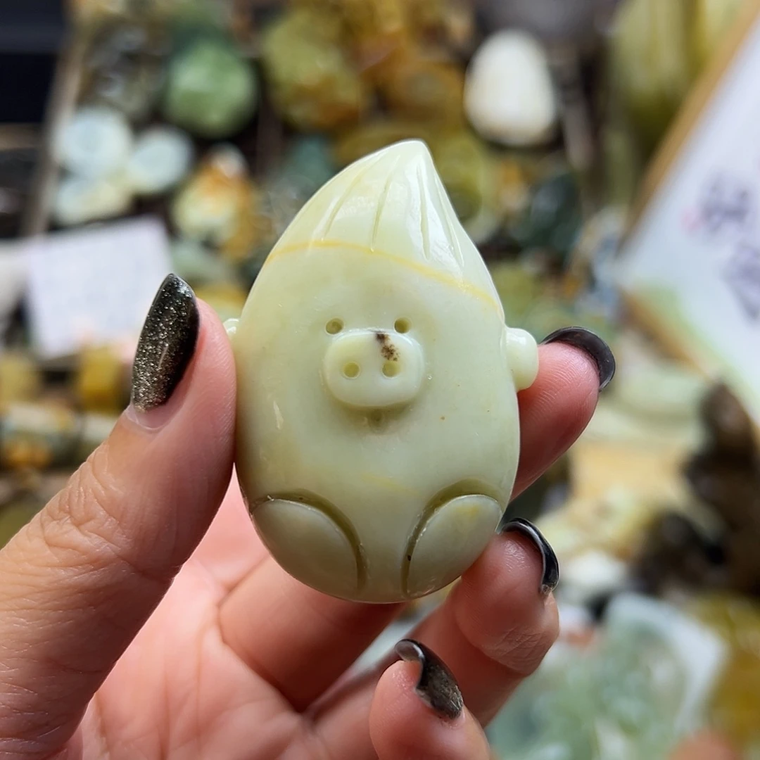 未镶嵌岫玉颈饰水草蜜桃猪