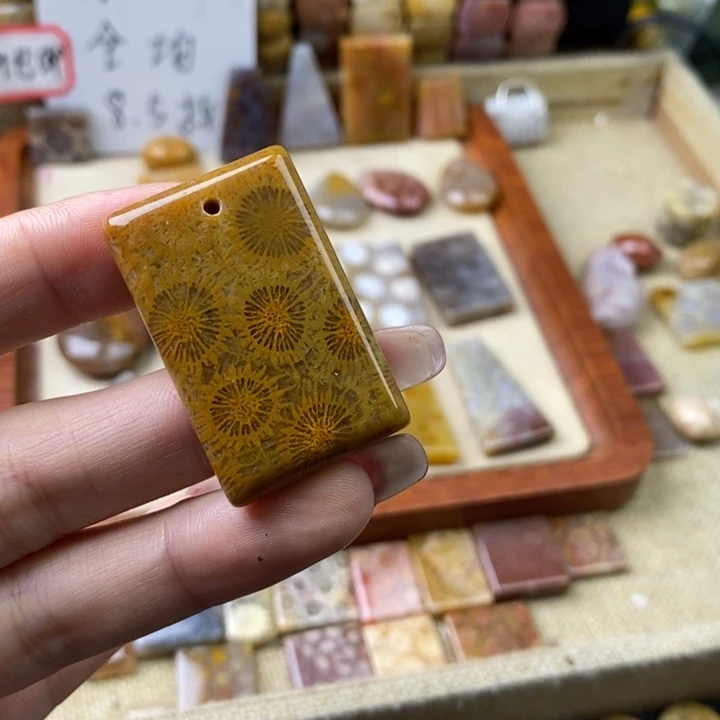 石英岩玉合金颈饰