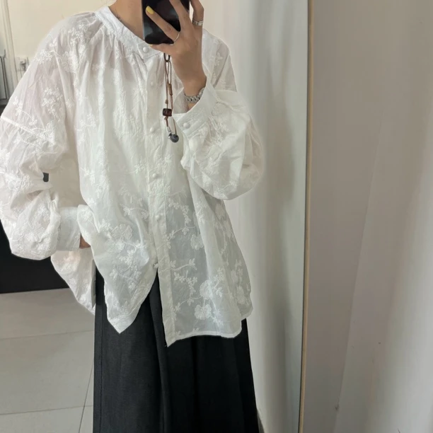 重工刺绣圆领蕾丝小衫