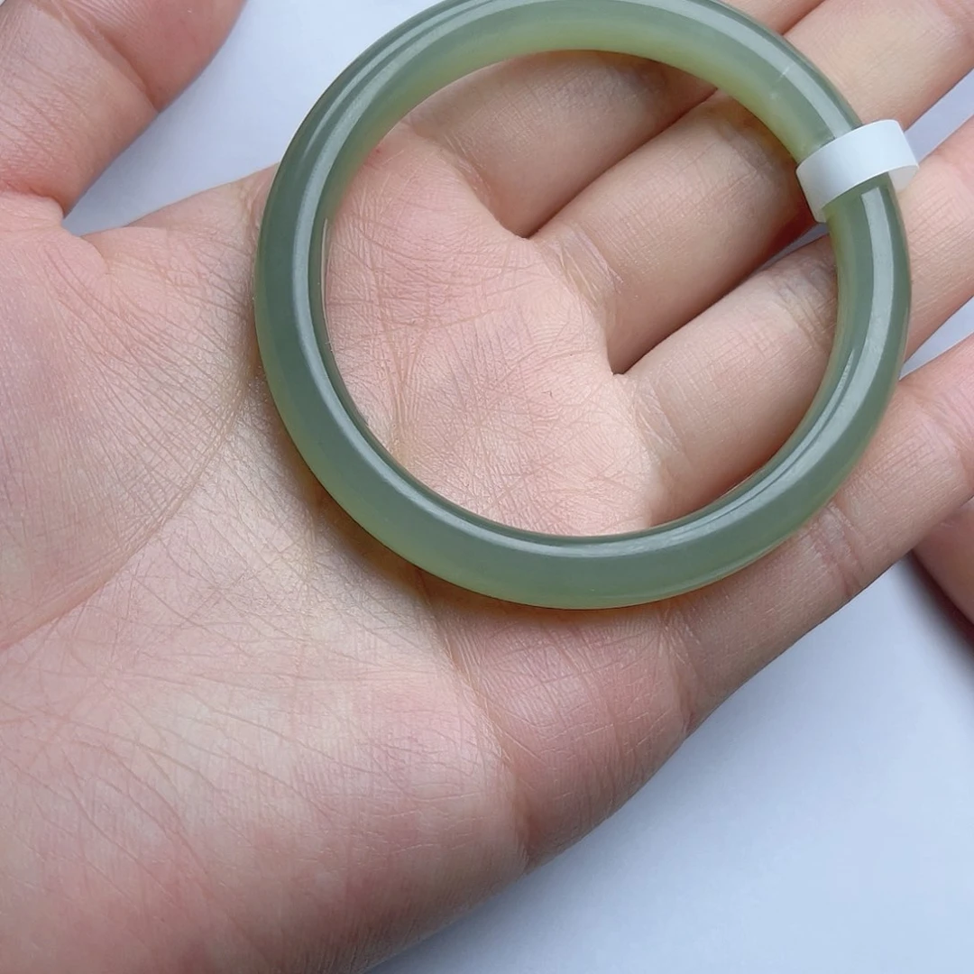 和田玉手镯53圈口。k k未镶嵌