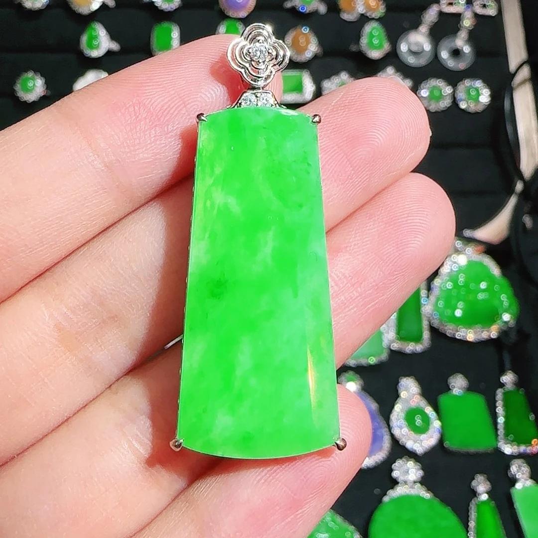 翡翠18K金镶嵌颈饰吊坠