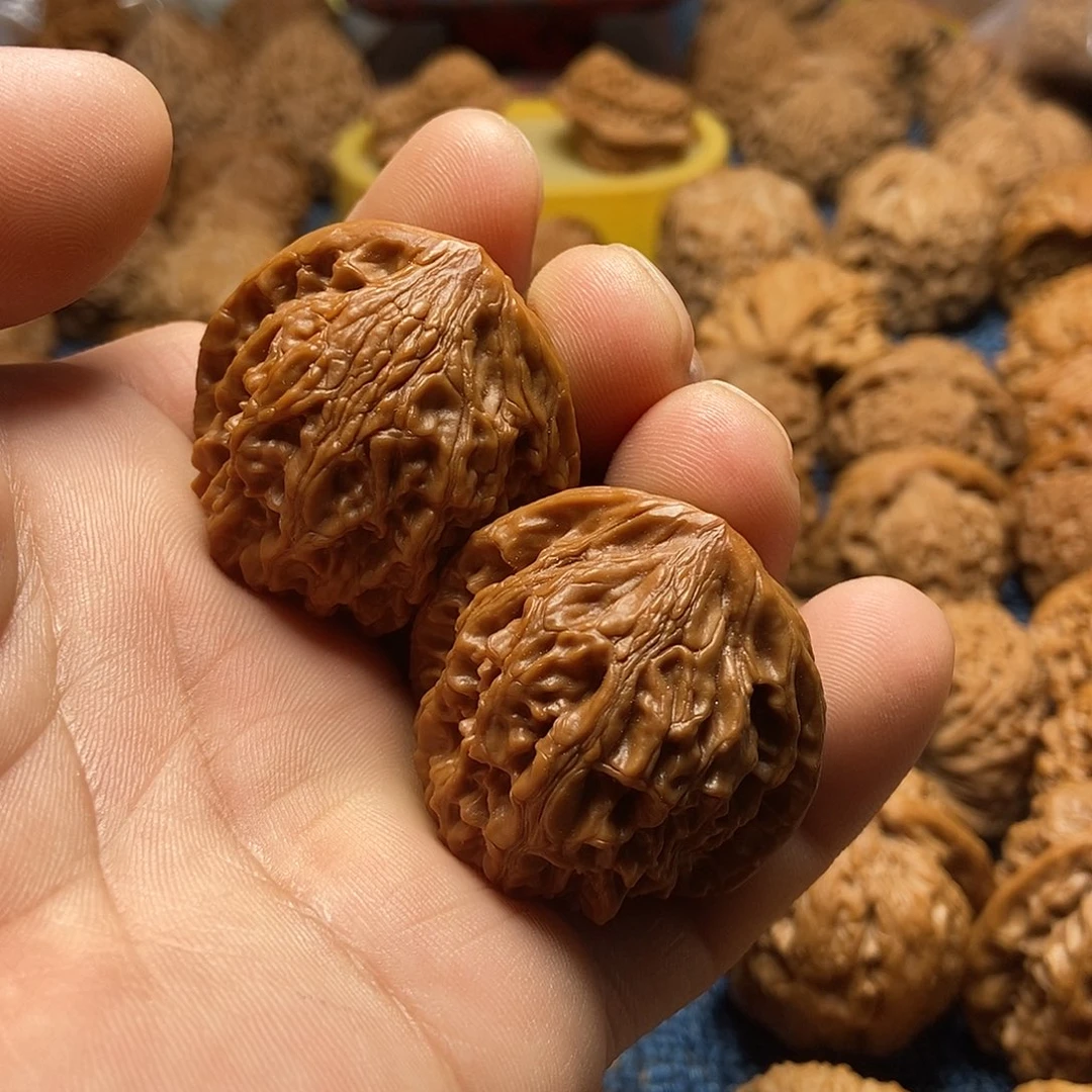 文玩核桃把件未****瑞平顶