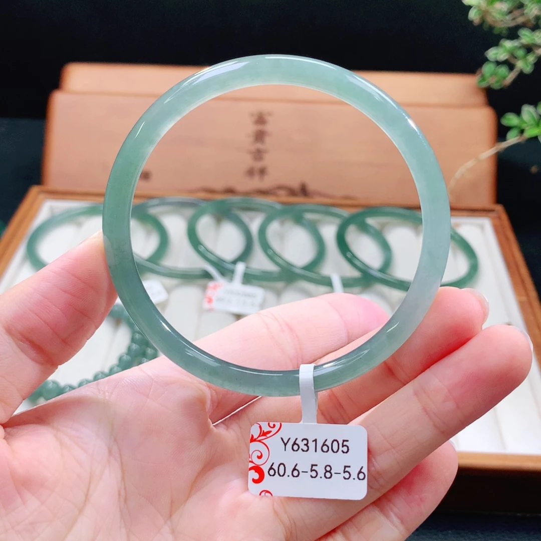 翡翠手镯（圆镯）未镶嵌