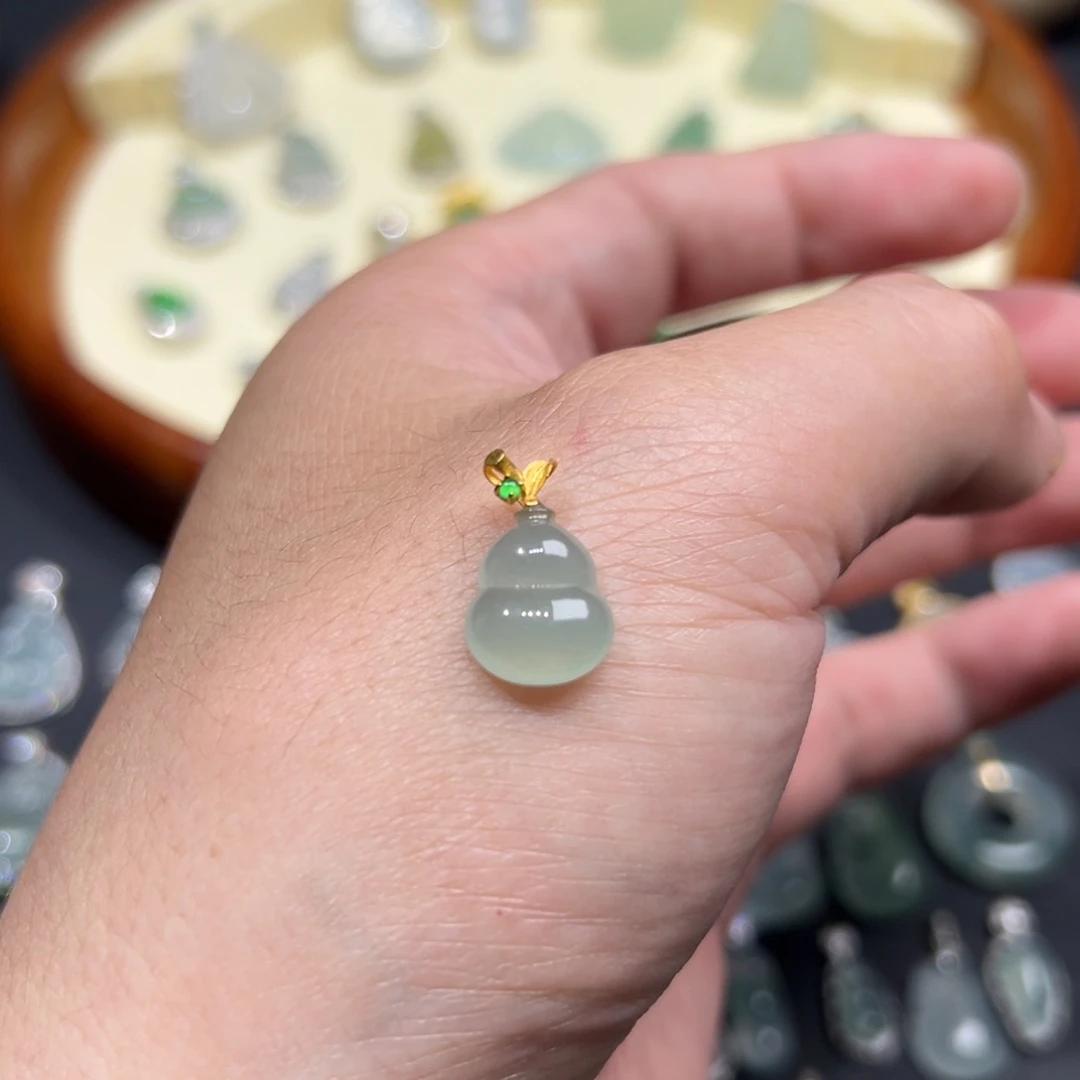 翡翠18K金镶嵌颈饰葫芦