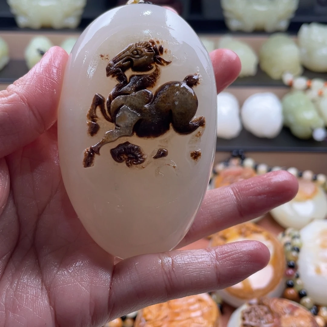 虹***虹石材古青石手把件