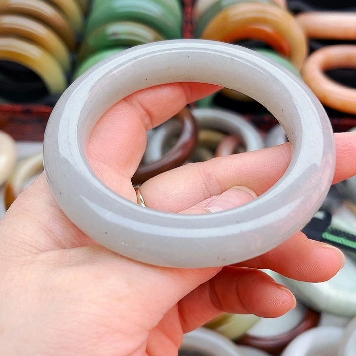 未镶嵌手镯（圆镯）石英质玉随*