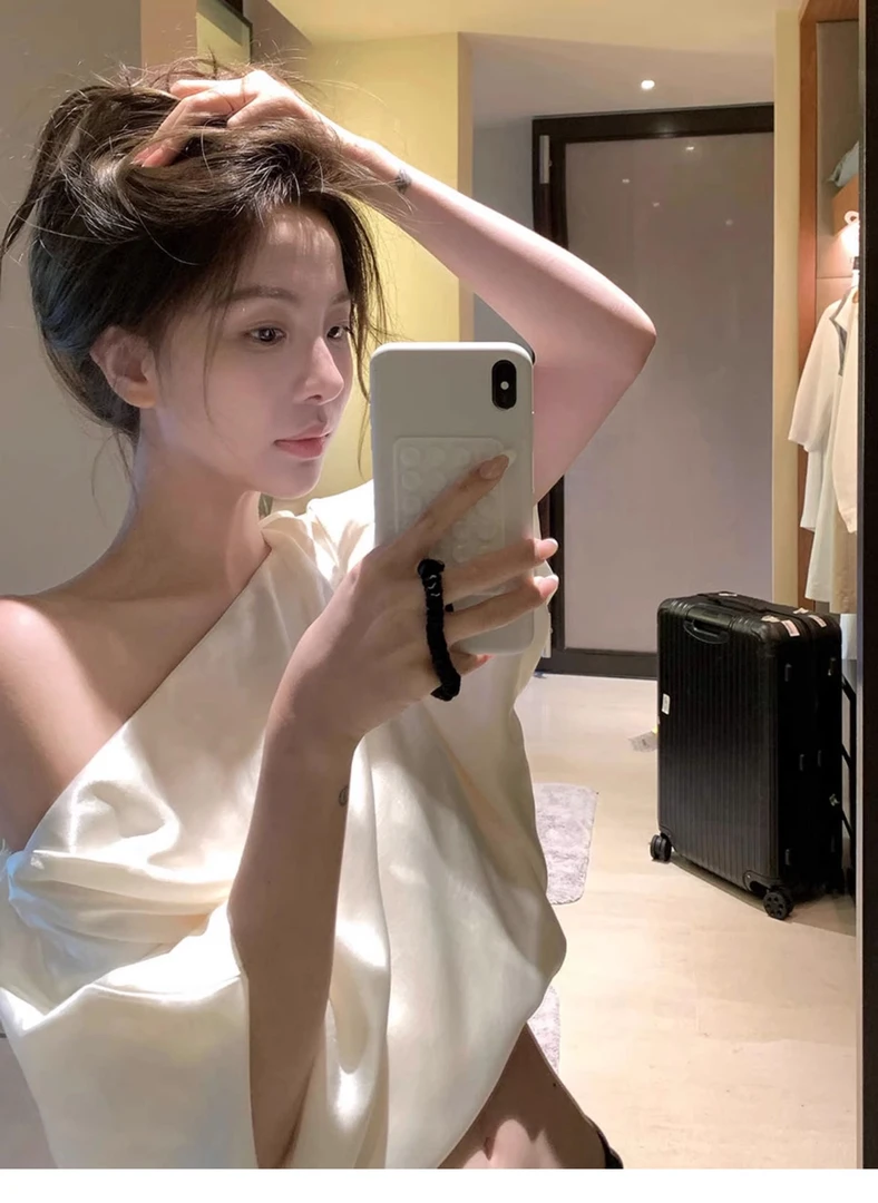 法式优雅高级感气质减龄街头风独特斜肩泡泡袖露肩缎面T恤上衣女