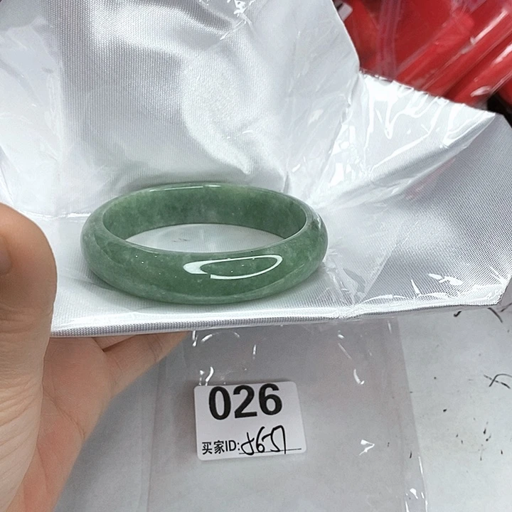 翡翠未镶嵌手镯一图一物实物为准（微瑕处理）