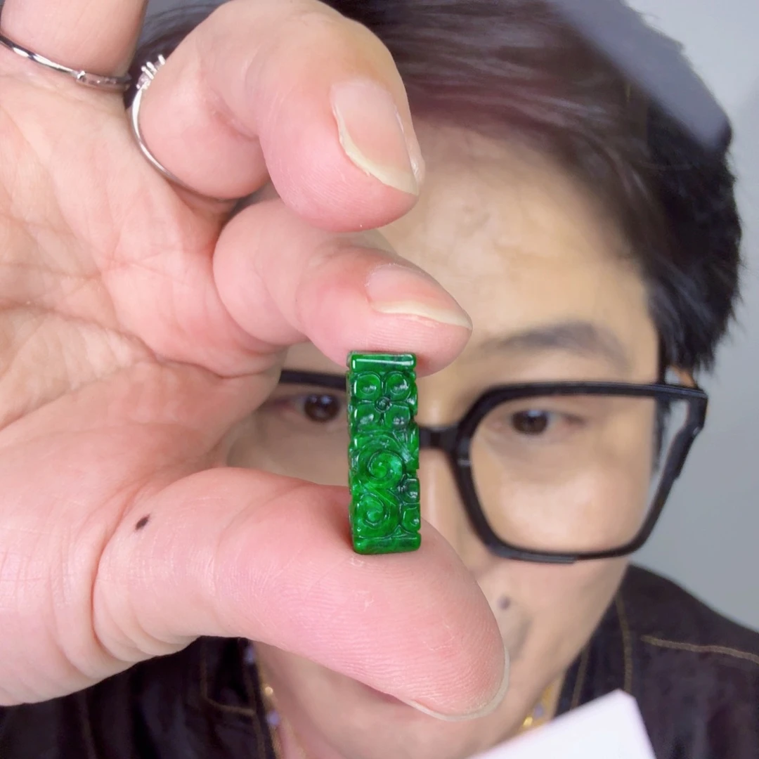 颈饰未镶嵌翡翠一件