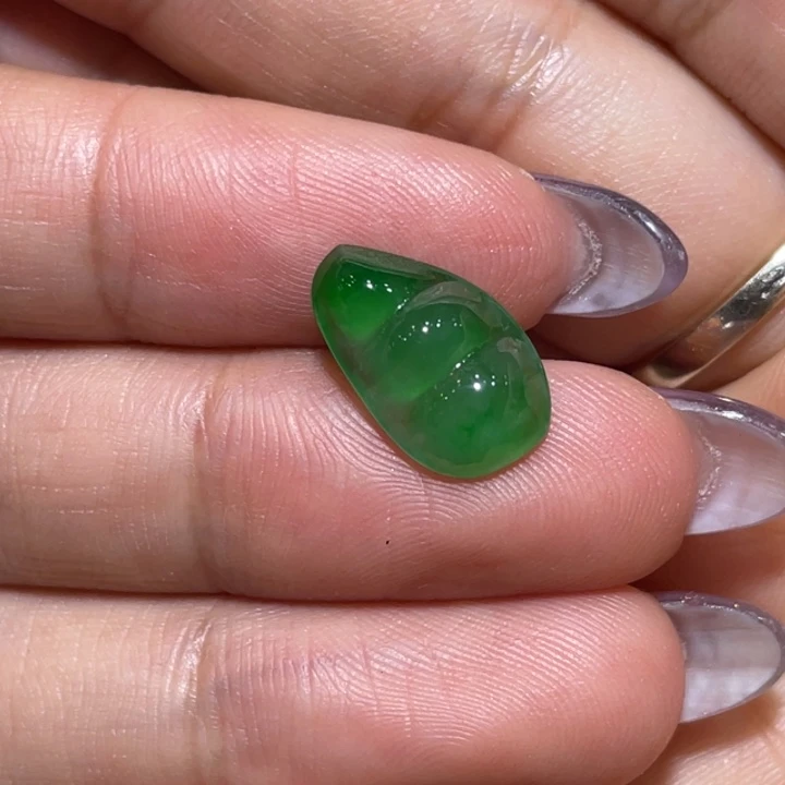 翡翠未镶嵌颈饰豆子