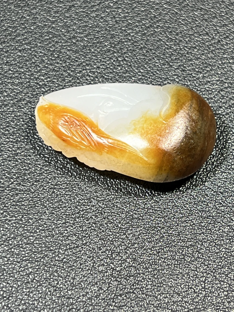 新疆和田玉籽料三色青花雕刻挂件
