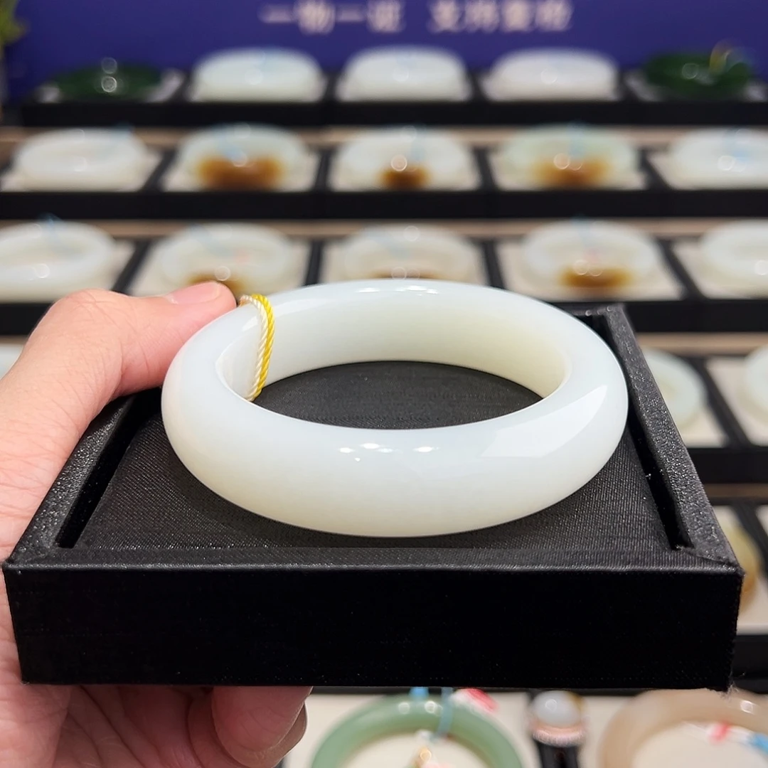 和田玉未镶嵌手镯