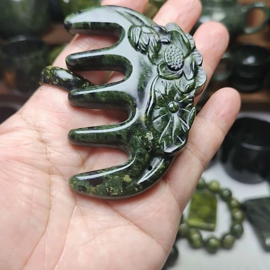 未镶嵌蛇纹石玉梳子