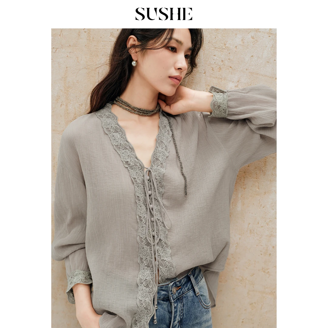 束皙SUSHE 雾绗 浪漫法风 压皱精梳棉刺绣花边系带V领雪纺衫女秋