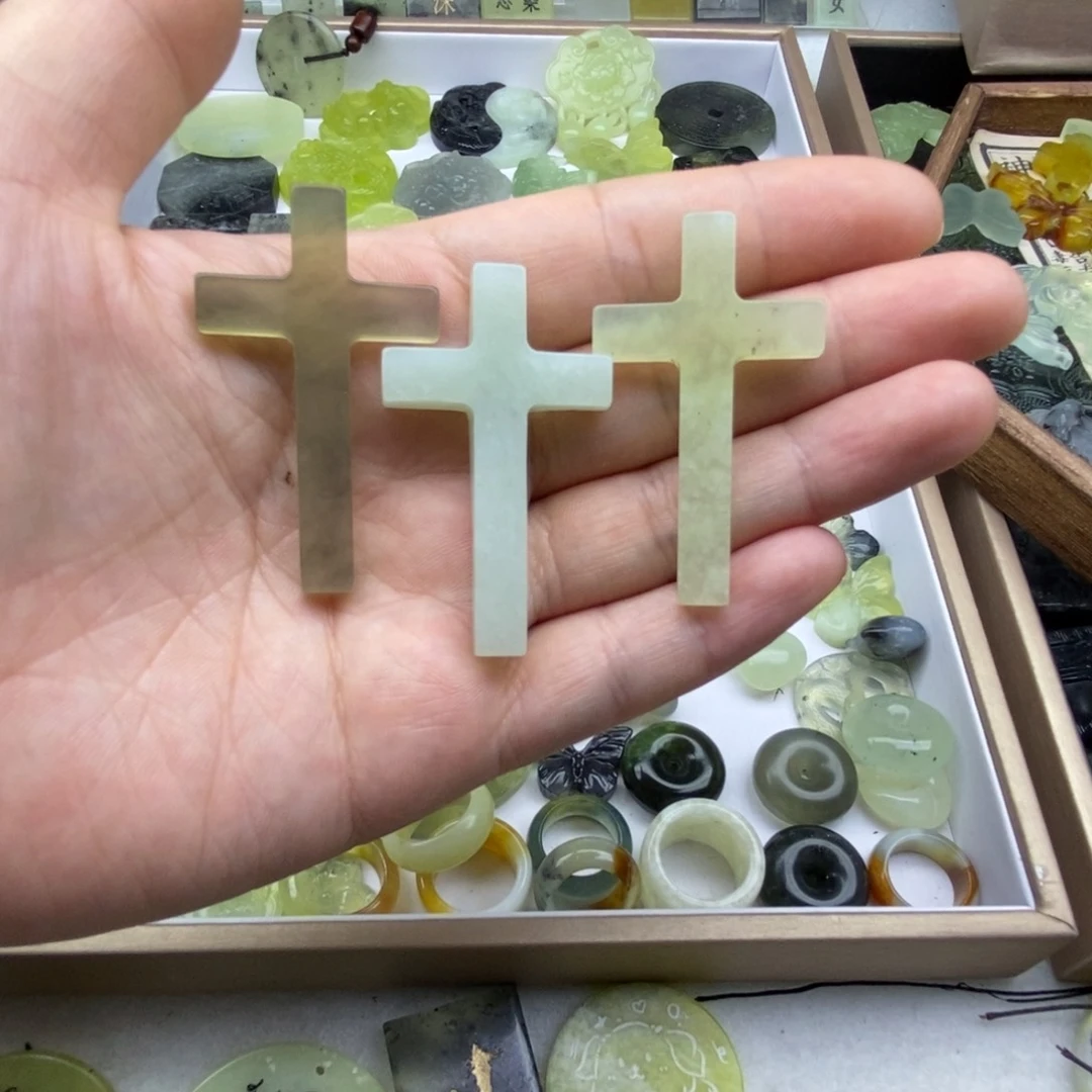 蛇纹石玉未镶嵌颈饰