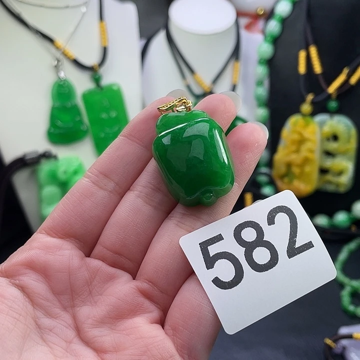 翡翠未镶嵌吊坠(赠链)